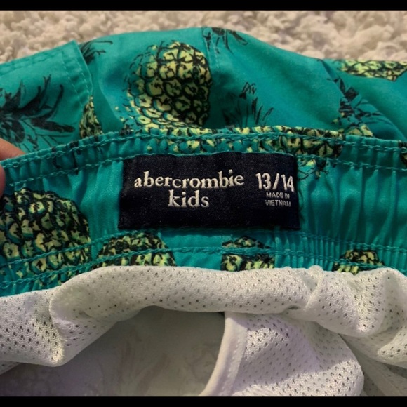 Kid swim trunks .. size 13/14 - Picture 2 of 2